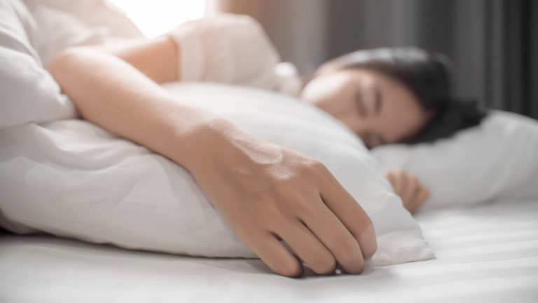 5 Posisi Tidur yang Tidak Membuat Tangan Kesemutan