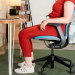 7 Cara Menyesuaikan Kursi Kantor Biar Pinggang Gak Tersiksa