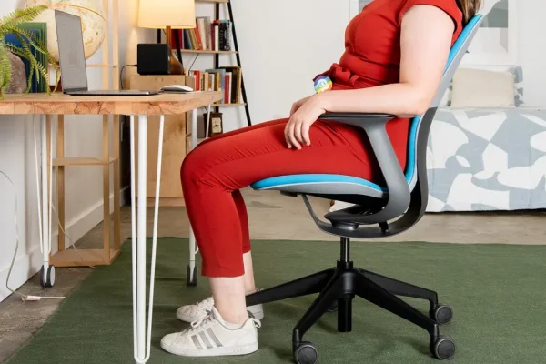 7 Cara Menyesuaikan Kursi Kantor Biar Pinggang Gak Tersiksa 7 Cara Menyesuaikan Kursi Kantor Biar Pinggang Gak Tersiksa