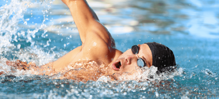 5 Olahraga Air yang Aman untuk Penderita Masalah Bahu