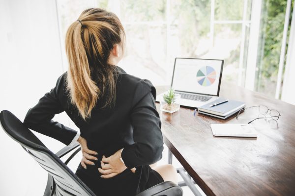 7 Tips Sederhana untuk Menjaga Kesehatan Tulang Belakang Saat Bekerja 7 Tips Sederhana untuk Menjaga Kesehatan Tulang Belakang Saat Bekerja