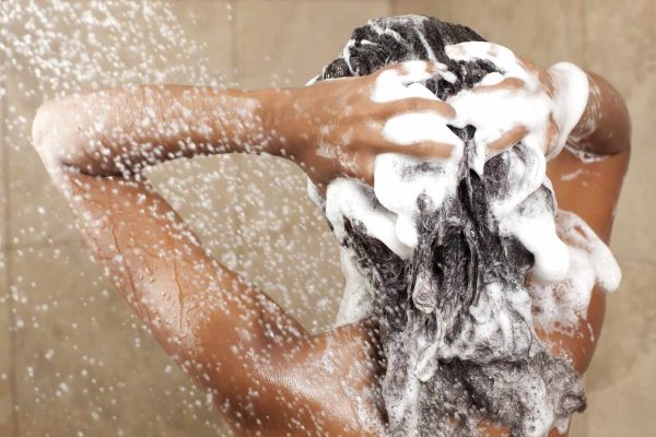 10 Kesalahan Umum Saat Keramas yang Bikin Rambut Rusak 10 Kesalahan Umum Saat Keramas yang Bikin Rambut Rusak