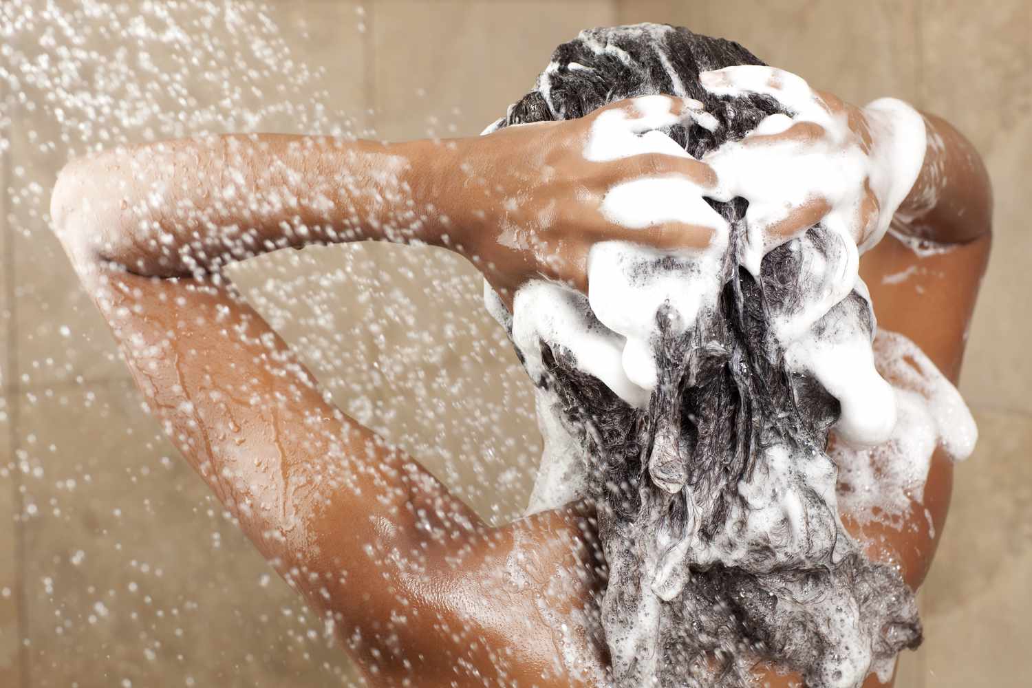 10 Kesalahan Umum Saat Keramas yang Bikin Rambut Rusak
