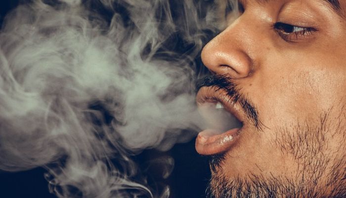 10 Cara Menjaga Lidah Tetap Sehat Buat Perokok